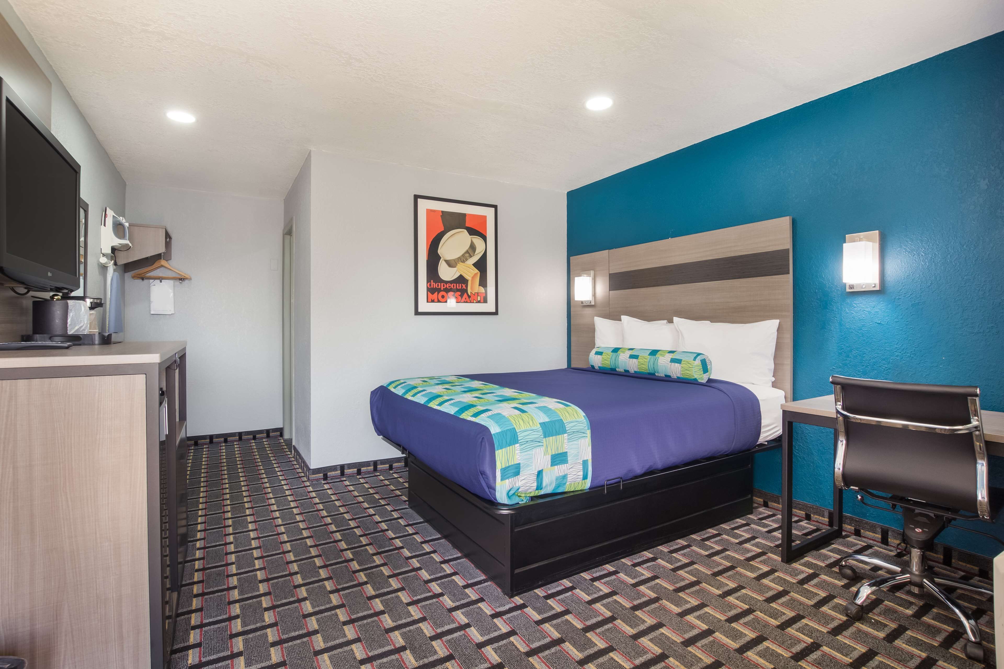 room, 1 queen bed | desk, soundproofing, rollaway beds, free wifi
