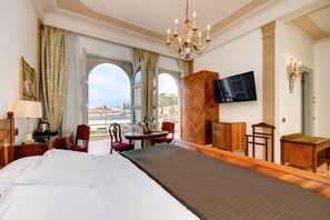 Suite Leonessa | Ropa de cama de alta calidad, colchones con acolchado adicional, minibar