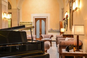 Área de estar no saguão