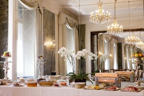 每日供應吃到飽早餐 (每人 EUR15)