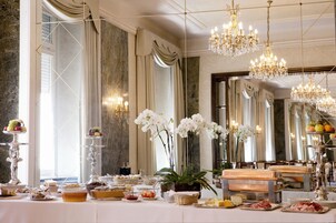 Café da manhã com buffet todos os dias (EUR 15 por pessoa) 