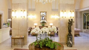 Lobby-lounge