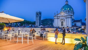 提供早餐、午餐和晚餐