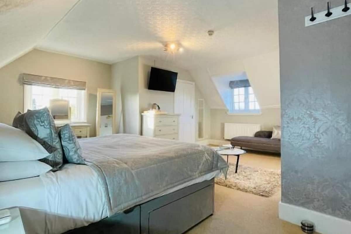 Premium bedding, soundproofing, iron/ironing board, free WiFi