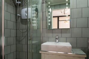 Deluxe Triple Room | Bathroom | Shower, free toiletries, hair dryer, towels