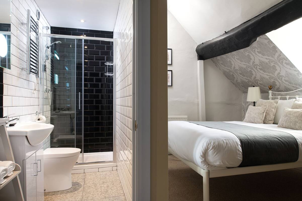 Premium bedding, soundproofing, iron/ironing board, WiFi (free)