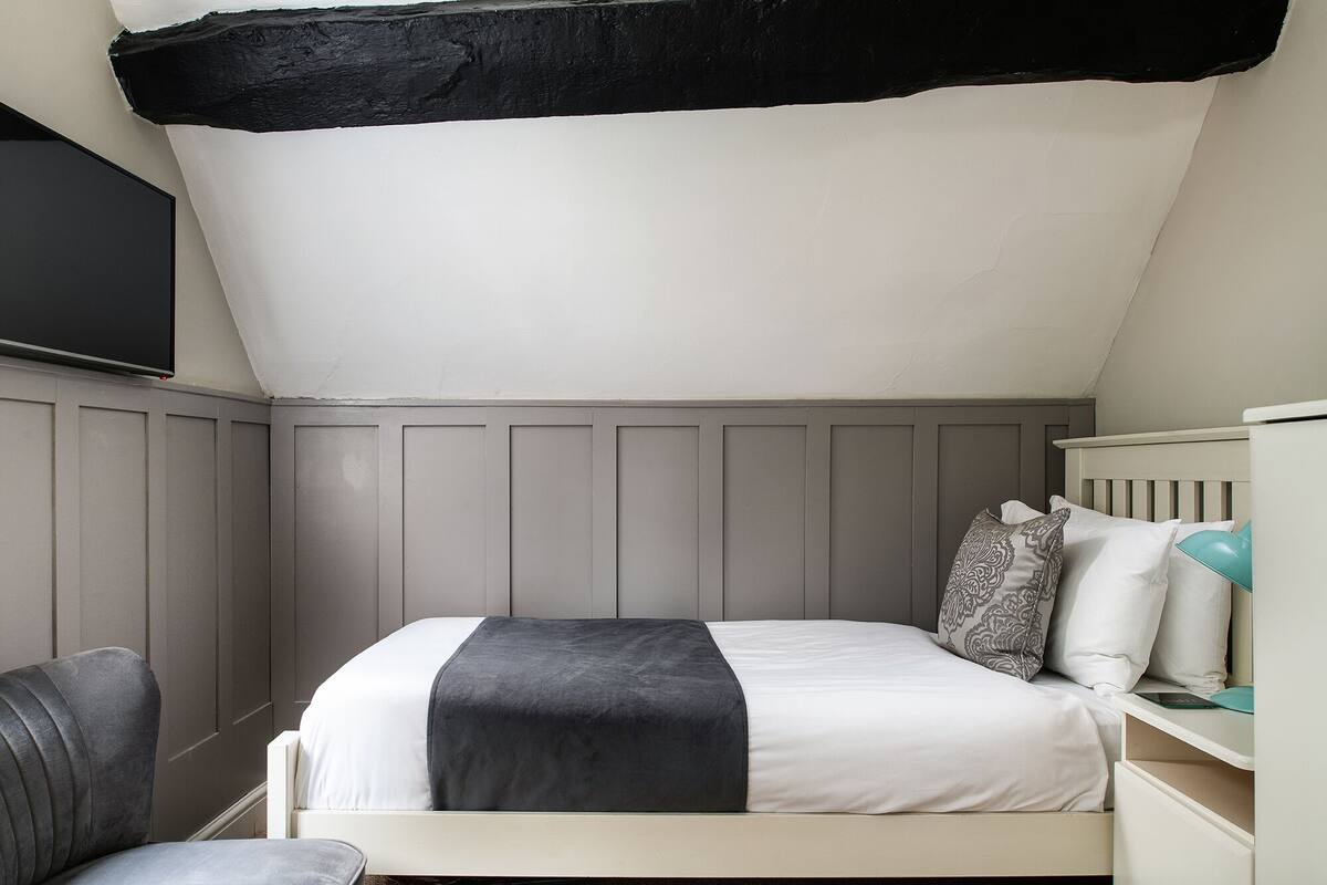 Premium bedding, soundproofing, iron/ironing board, WiFi (free)