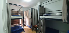 Gemeinsamer Schlafsaal, Gemischter Schlafsaal, Gemeinschaftsbad (for 6) | Verdunkelungsvorhänge, Bügeleisen/Bügelbrett, kostenloses WLAN