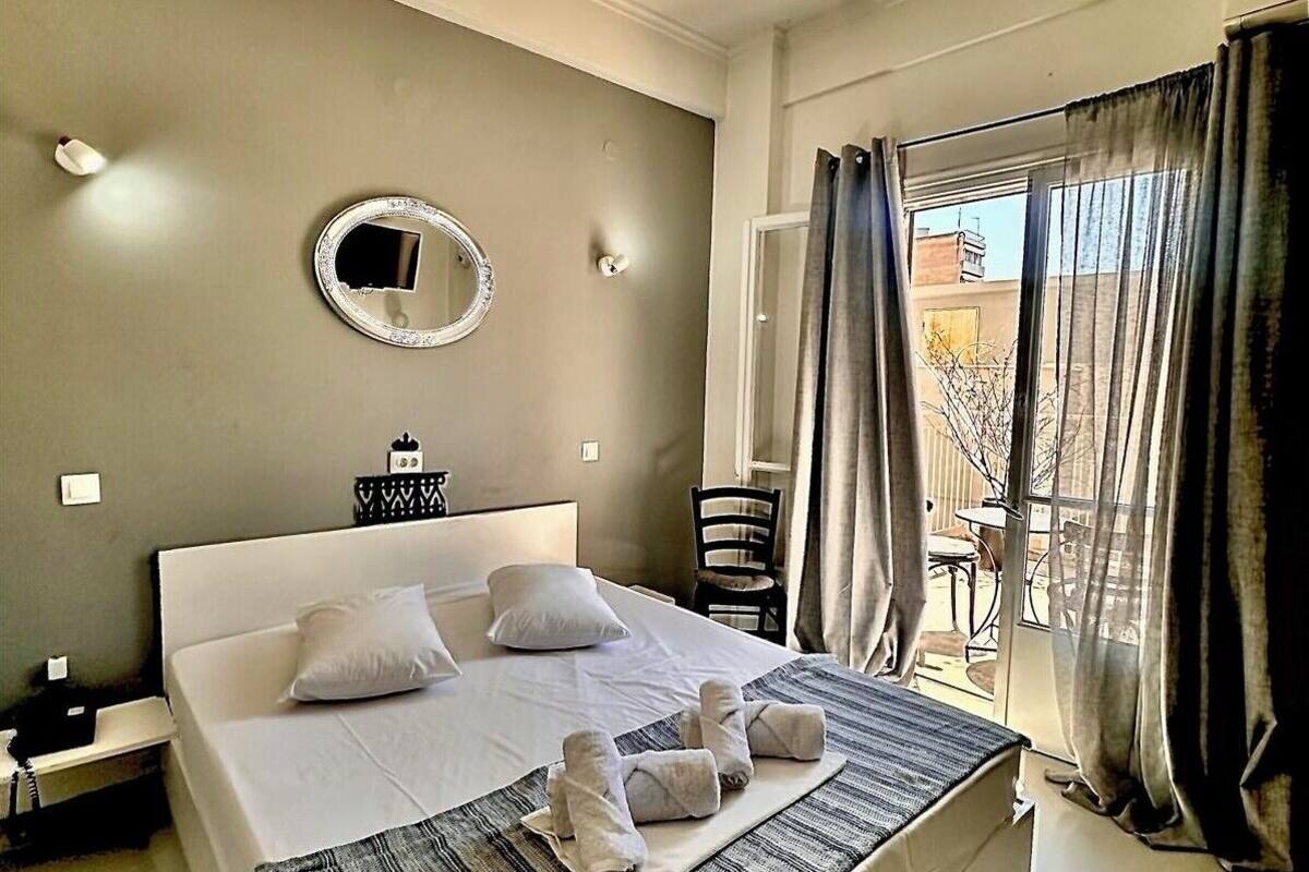 Chambre Standard Double ou avec lits jumeaux, salle de bains commune | Rideaux occultants, fer et planche à repasser, Wi-Fi gratuit