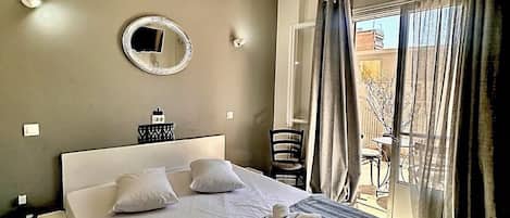 ستائر تعتيم ومكواة/لوح كي وواي فاي مجانًا وملاءات أسرّة