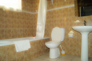 Duschwanne, Regendusche, Handtücher, Seife