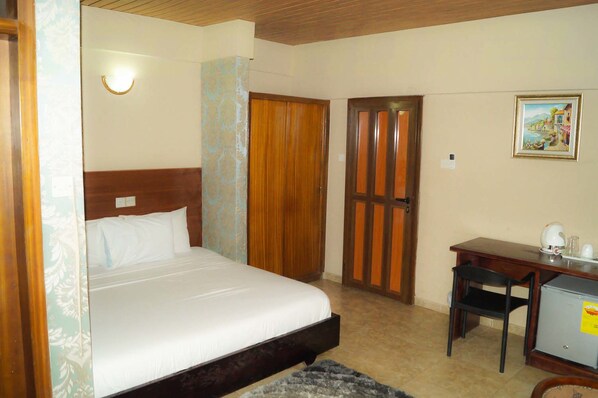 Standaard kamer | Een bureau, verduisterende gordijnen, gratis wifi, beddengoed