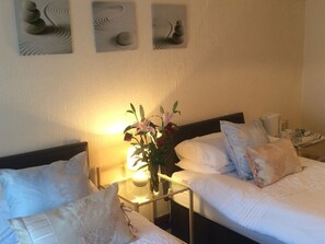 Twin Room, Ensuite (3rd Floor) - Admiral Guest House (Scarborough)