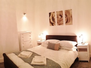 Dubbelrum - bottenvåning (Large) | Skrivbord, strykjärn/strykbräda och gratis wi-fi