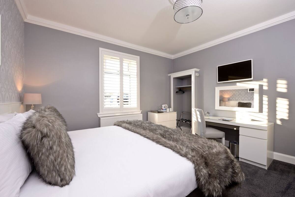 Kamer, 1 twee- of 2 eenpersoonsbedden, en-suite badkamer
