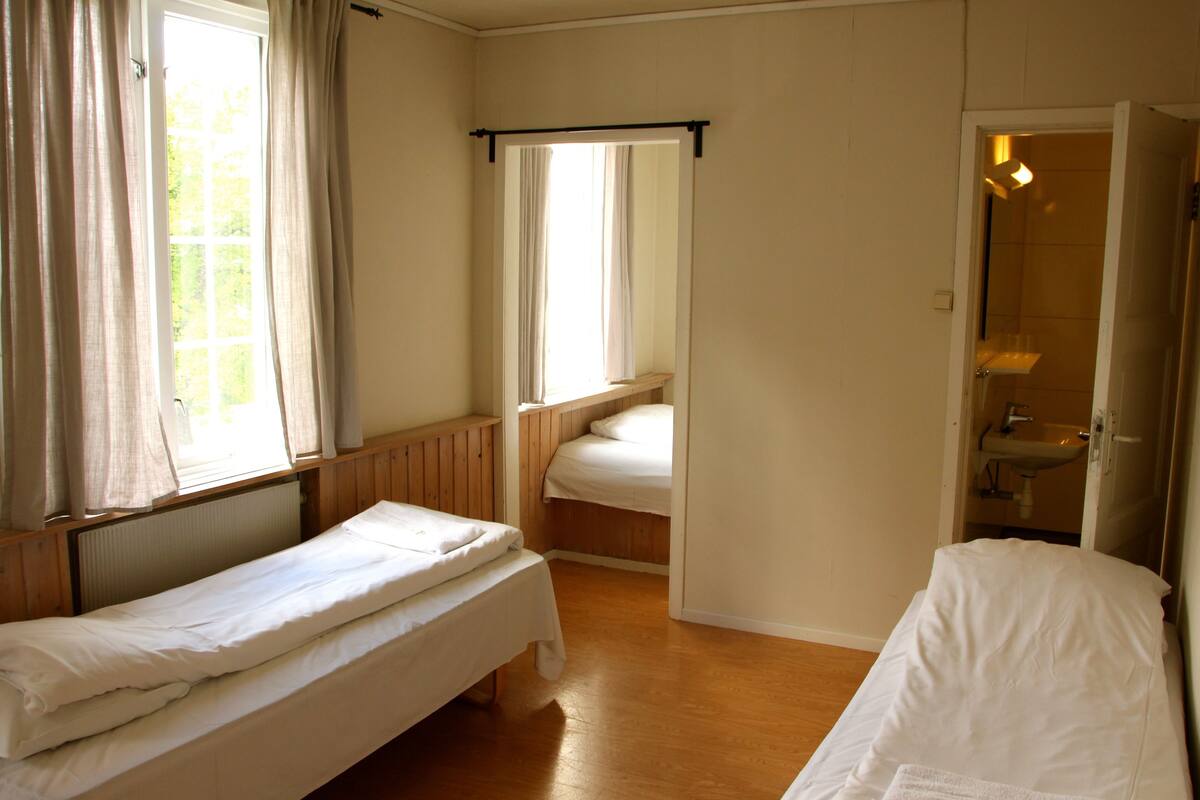Muebles diferentes, cortinas blackout, wifi gratis y ropa de cama