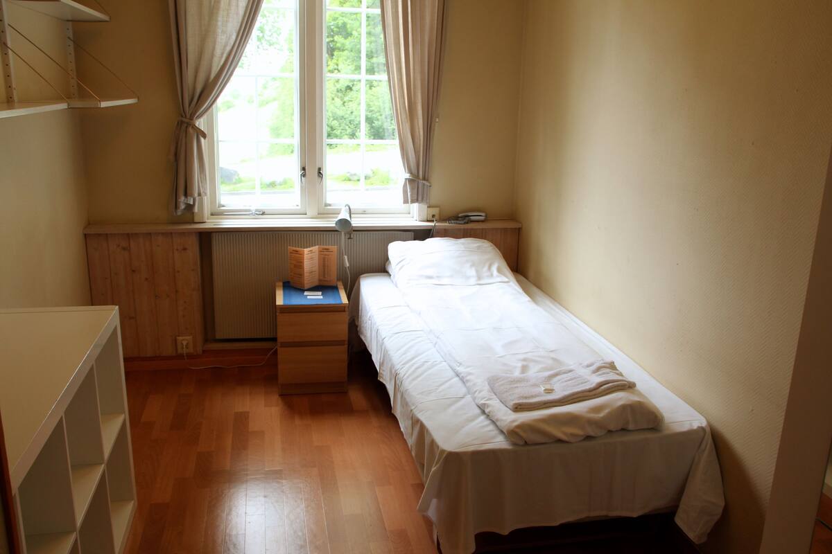 Single Room, Shared Bathroom | Individually furnished, blackout curtains, free WiFi, bed sheets