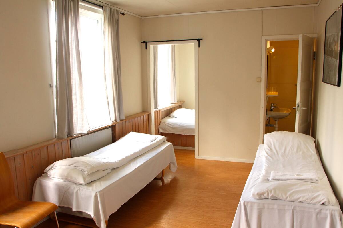 Habitación cuádruple | Muebles diferentes, cortinas blackout, wifi gratis y ropa de cama