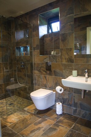 Designer toiletries, hair dryer, slippers, towels - The Baron at Bucknell (Bucknell)