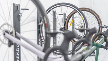 Bicicletas sujetas a un soporte.