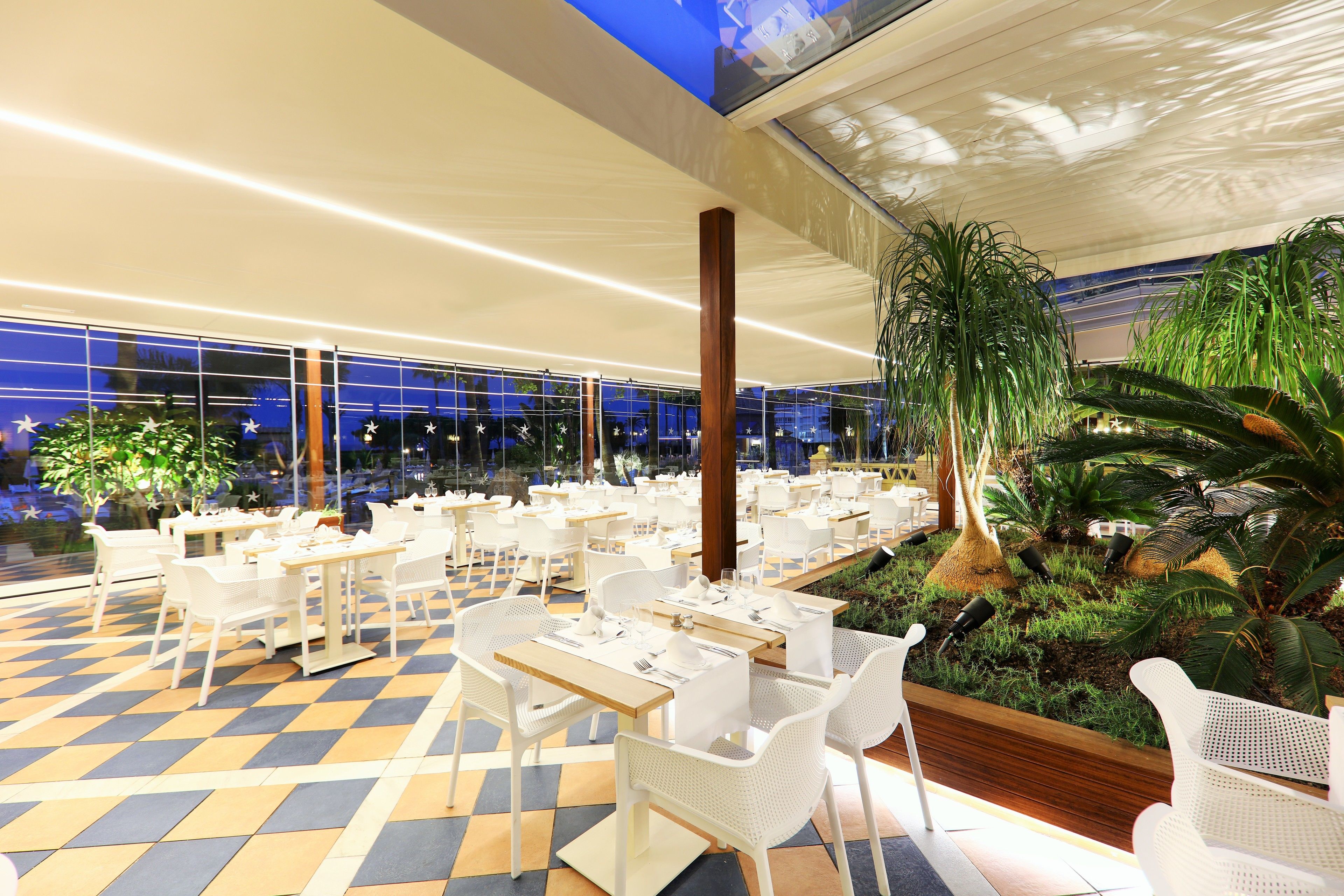 breakfast, lunch, dinner served; international cuisine