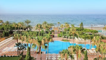 Piscine couverte, piscine extérieure, parasols de plage, chaises longues