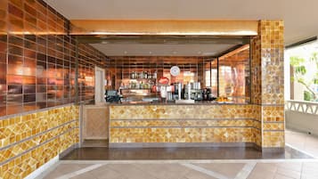 4 bares, 1 salón en el vestíbulo, 1 bar en la azotea y 1 bar de copas