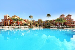 Indoor pool, outdoor pool, pool umbrellas, sun loungers - Iberostar Waves Málaga Playa (Torrox)