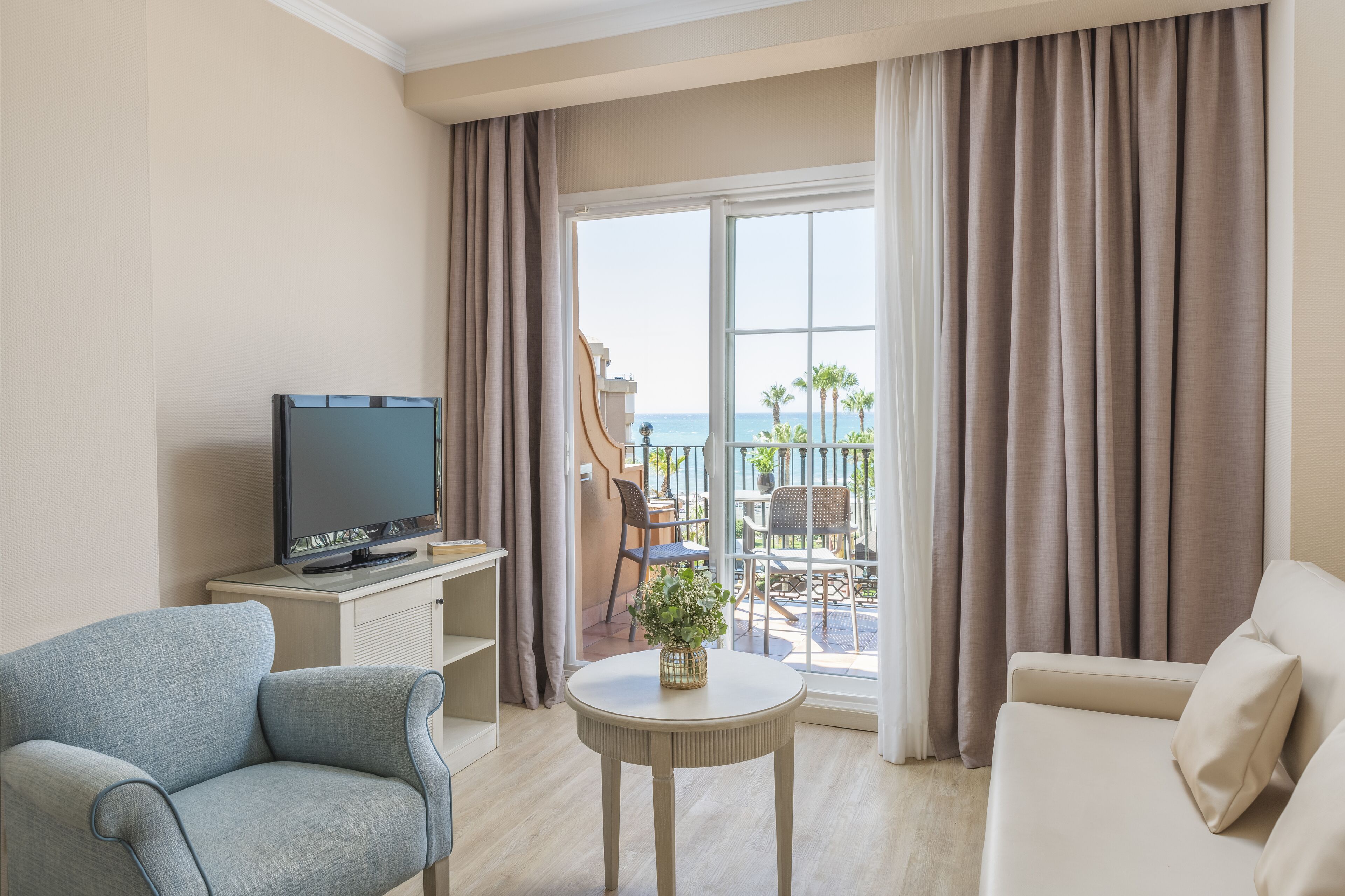 minibar, individually decorated, individually furnished