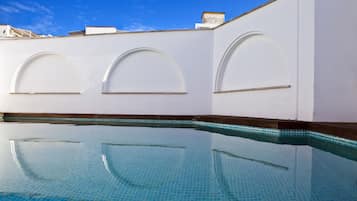 Piscine extérieure, chaises longues