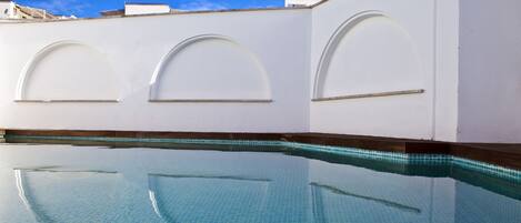 Piscine extérieure, chaises longues