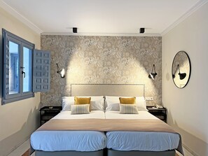 Dobbelt- eller tomannsrom | Minibar, safe på rommet, skrivebord og lydisolert