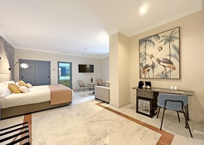 Quarto triplo, 1 cama Queen e sofá-cama | Frigobar, cofres nos quartos, escrivaninha, quartos à prova de som