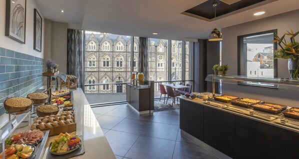 Daily full breakfast (GBP 15.95 per person) - Clayton Hotel Cardiff (Cardiff)