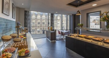 Se ofrece un desayuno completo todos los días (15.95 GBP por persona)