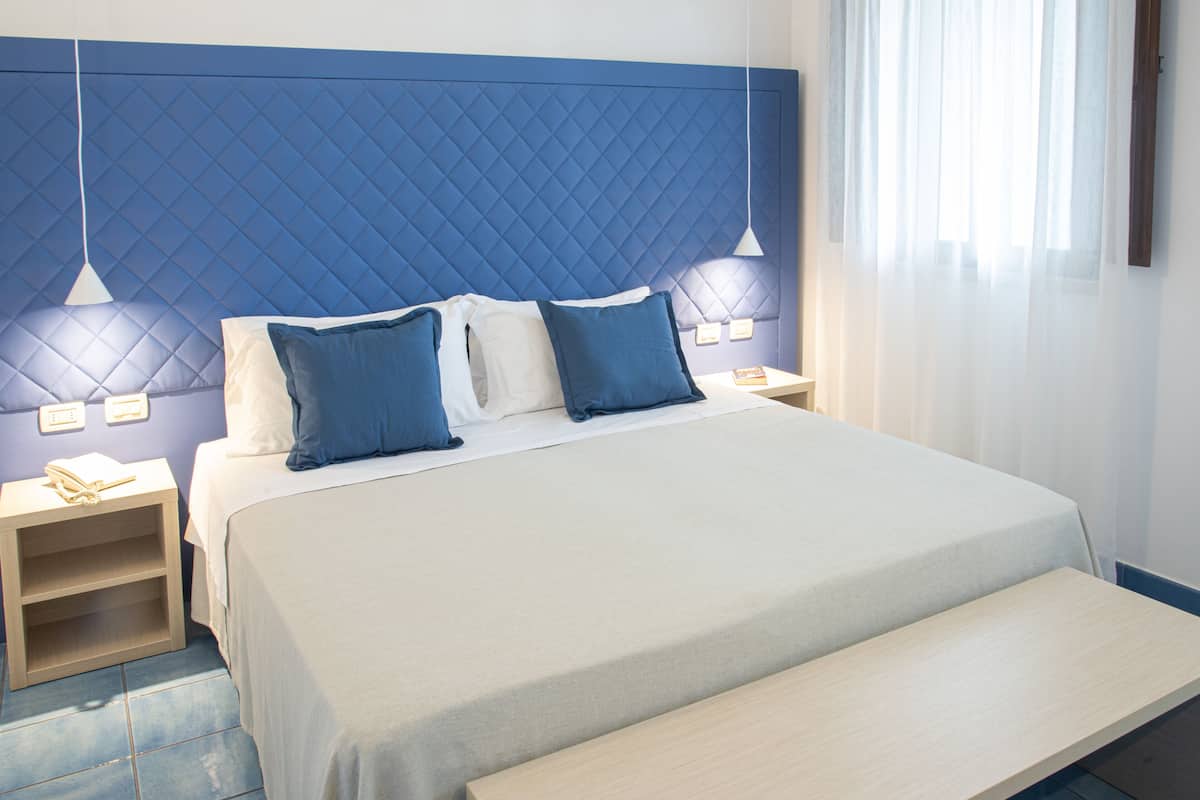 deluxe suite, sea view (quadrupla) | 1 bedroom, minibar, in-room safe, desk