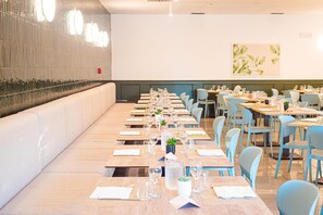 2 restaurants servant le dîner, spécialités Cuisine locale