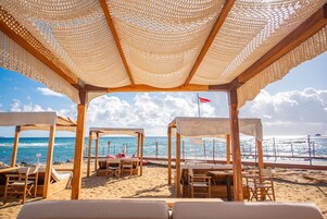 En privat strand, liggestole, parasoller