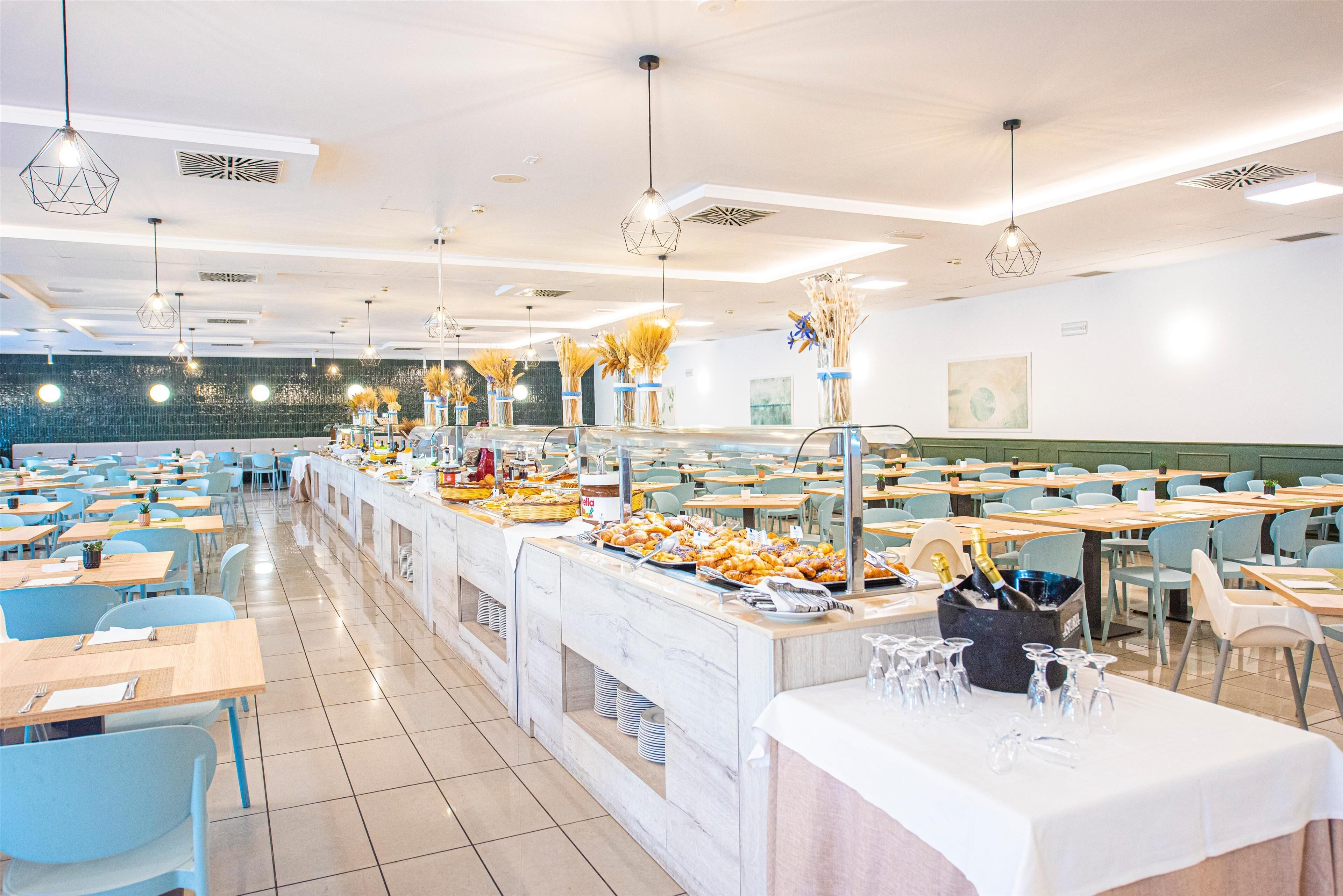 2 restaurantes; se sirven cenas y cocina local 