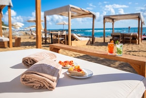 En privat strand, liggestole, parasoller