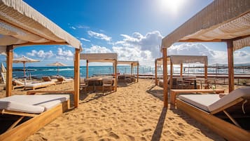 Privatstrand, Liegestühle, Sonnenschirme