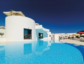 Outdoor pool, pool umbrellas, sun loungers