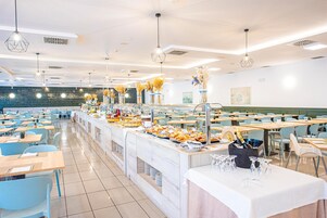 2 restaurantes, se sirve cena