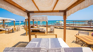 Playa privada, camastros y sombrillas