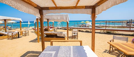 Playa privada, camastros y sombrillas