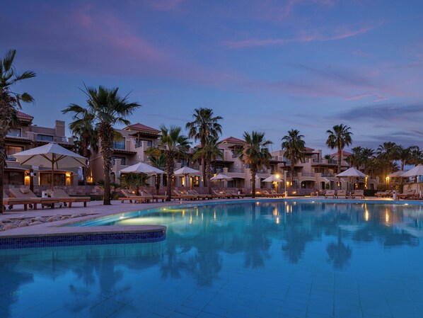 Outdoor pool, sun loungers - JAZ Little Venice Golf Resort (Ataqah)