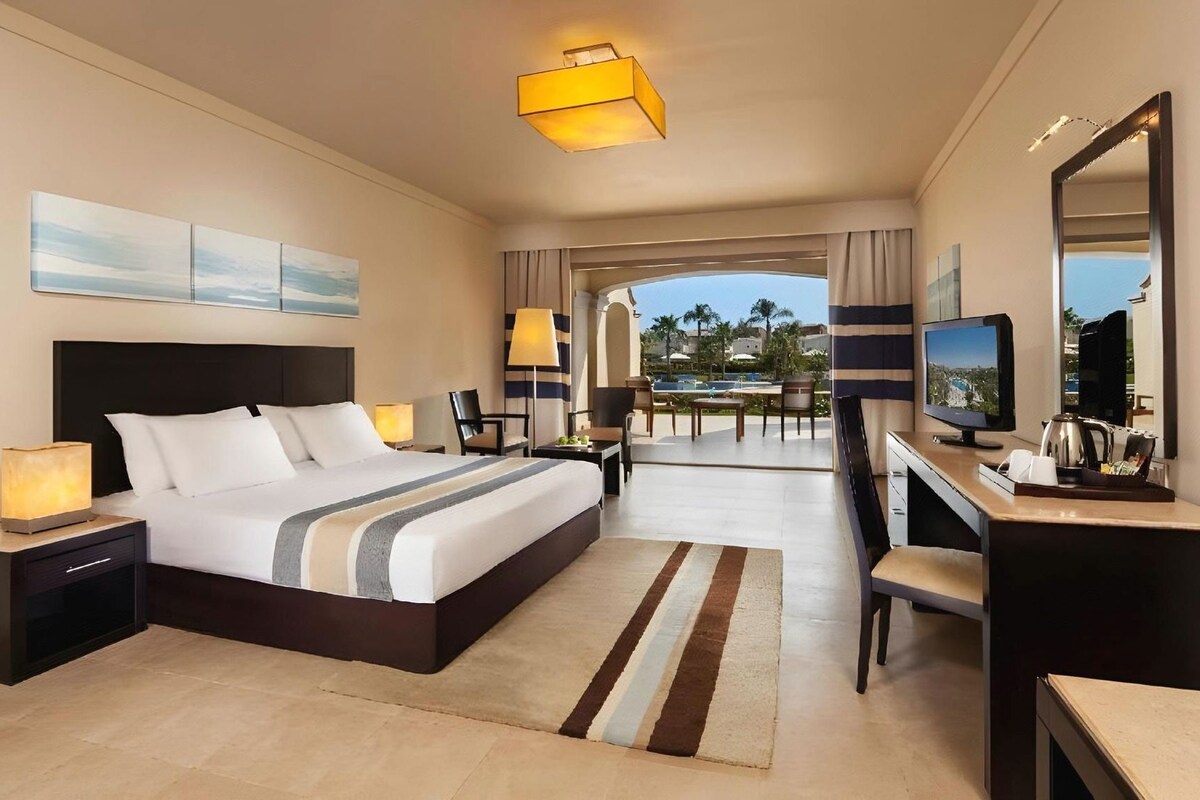 Minibar, in-room safe, blackout drapes, WiFi (free)