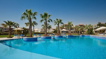 Piscine extérieure, chaises longues
