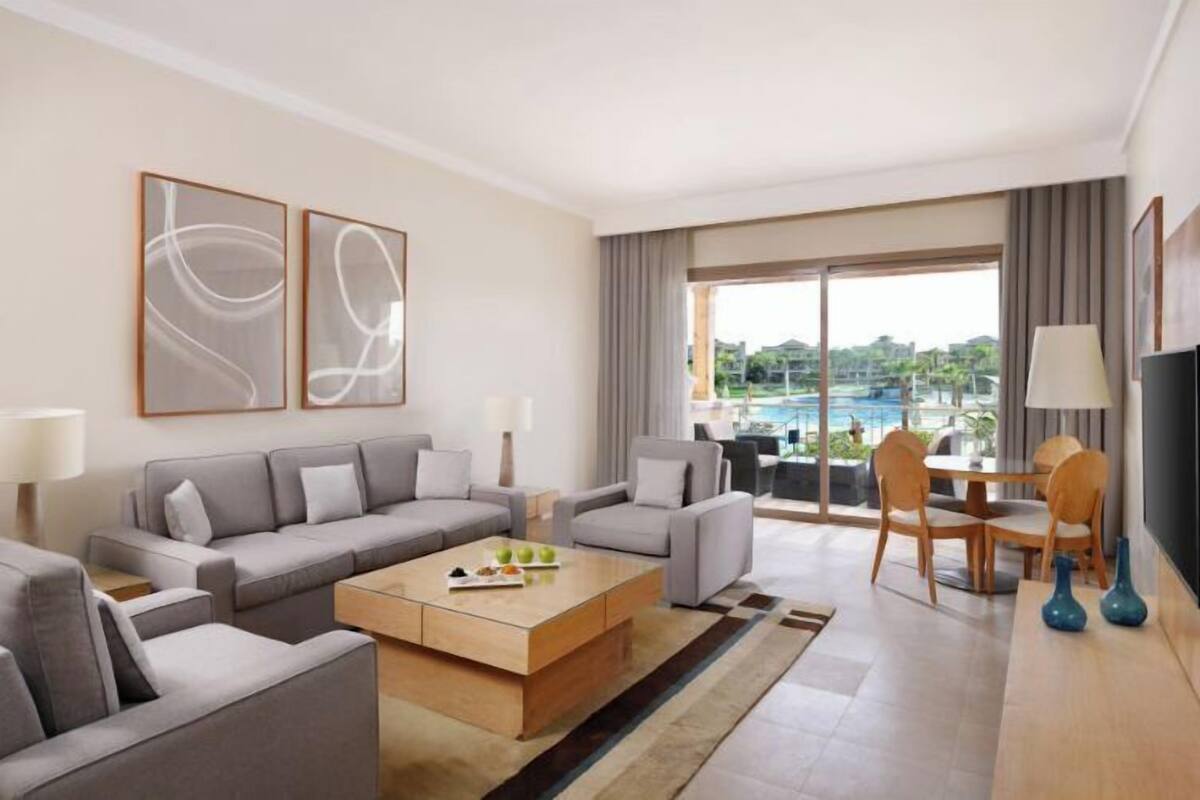 deluxe suite | living area | flat-screen tv