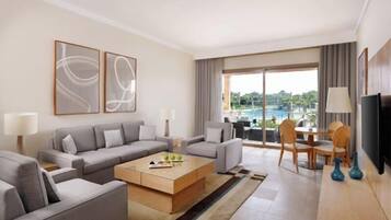 Deluxe suite | Woonruimte | Flatscreentelevisie